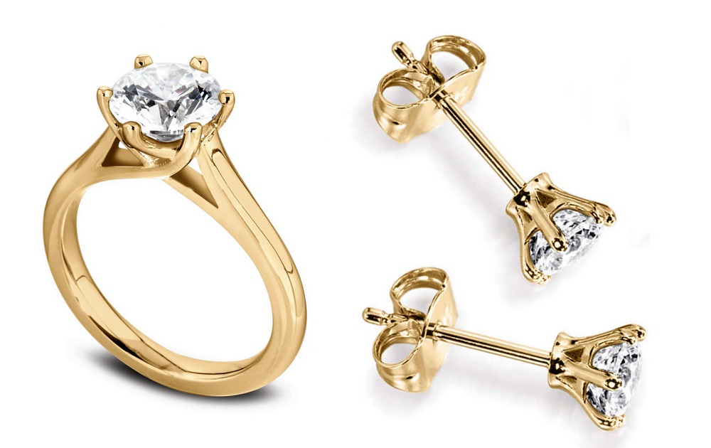 Ensemble de boucles d'oreilles et d'une bague en diamant et or jaune serties avec six griffes.