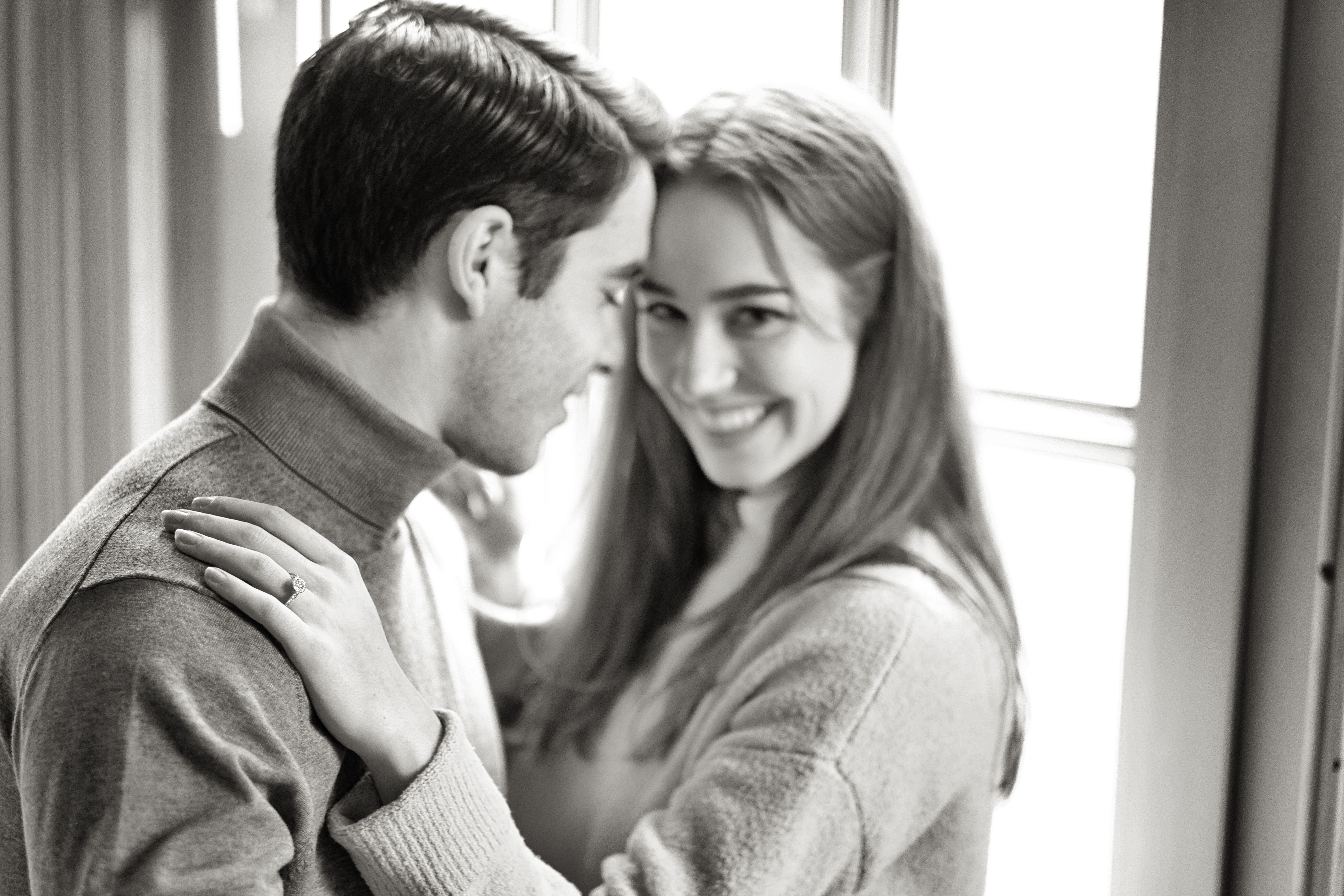 Couple et bague solitaire.