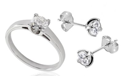 Bagues et boucles d'oreille en diamant et or blanc pouvant accompagner élégamment votre pendentif