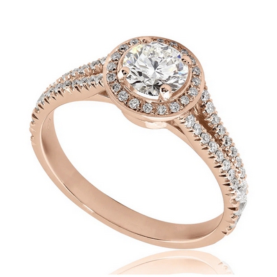 Bague de fiançailles en diamant et or rose avec halo et pavage sur anneau fendu. Modèle Majestueuse.