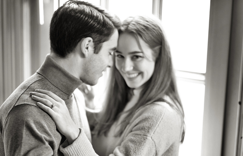 Couple célébrant ses fiançailles avec une bague solitaire en platine et diamant.