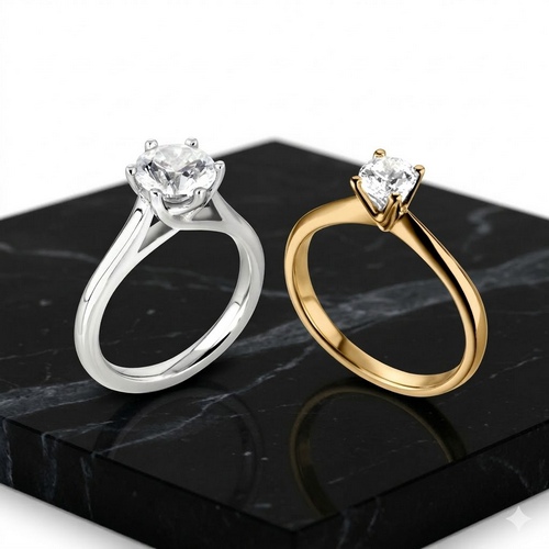 Présentation de deux bagues solitaires en diamant en or blanc et en or jaune 