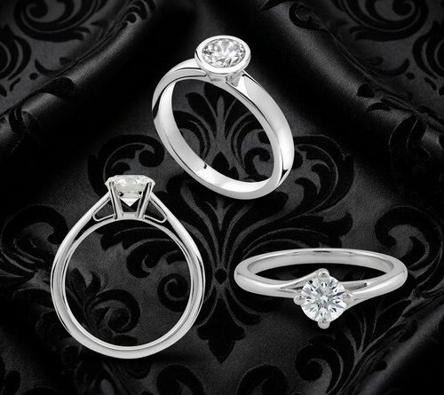 Présentation de trois bagues solitaires en or blanc et diamant