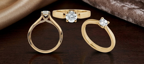 Présentation de trois modèles de bagues solitaires en or jaune et diamant