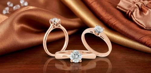Présentation de trois bagues solitaires en or rose et diamant