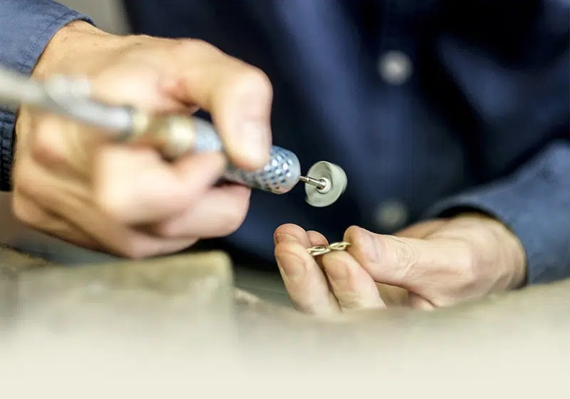 Création de bijou d'oreilles sur mesure dans les ateliers Hauthentic