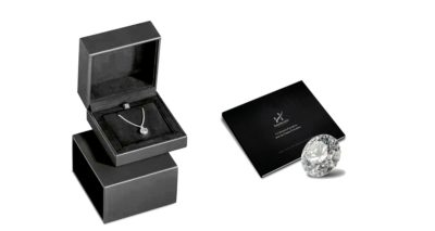 Votre pendentif en or blanc et diamant est accompagné de son Diamond Passport, retraçant le parcours éthique de votre diamant.