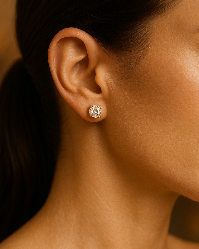 Porter une paire de boucles d'oreilles en diamant et or jaune est toujours symbole d'élégance.