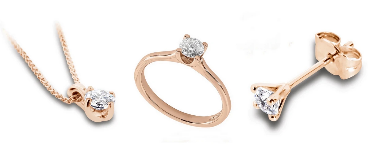 Parure en diamant et or rose 18k Classique composée d'un pendentif, une bague solitaire et des boucles d'oreilles assortis.
