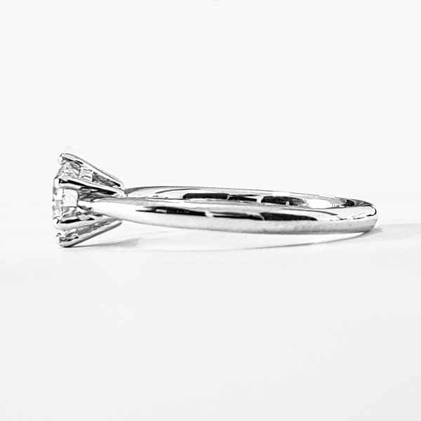 Solitaire diamant, Merveilleuse bague à six griffes et cathédrale en platine – Image 5