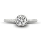 Solitaire diamant au chaton romantique formant un coeur