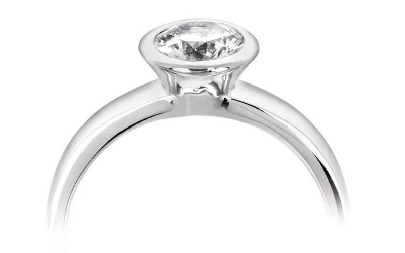 Solitaire en diamant et platine avec serti clos.